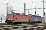 Re 10/10, mit den Loks 11329 und 620 086-9, durchfahren den Bahnhof Pratteln.