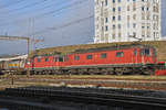 Re 10/10, mit den Loks 11682 und 11328, durchfahren den Bahnhof Pratteln.