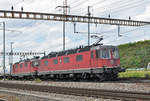 Re 10/10, mit den Loks 11666 und 11324, durchfahren den Bahnhof Pratteln.