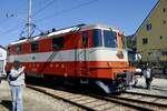 Die Re 4/4 11141 in neuem frischen Swiss Express Lackierung die am 15.9.24 beim Re 4/4 Jubiläum in Balsthal am rangieren ist.