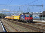 SBB - Lok 420 246 mit Postwagen bei der durchfahrt im Bhf.