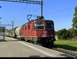 SBB - Re 4/4  420 296-6 mit Güterzug bei der Durchfahrt im Bhf.