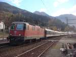 Re 4/4 II 11201 mit IR nach Norden bei der Ausfahrt in Faido am 2.11.2007.