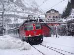 Re 4/4 II 11127 fhrt am 12.11.2007 mit IR nach Luzern in Gschenen ein.Rechts sind noch zwei Deh 4/4 der MGB zu sehen