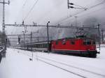 Re 4/4 II 11135 mit IR nach Locarno bei der Einfahrt in Gschenen am 12.11.2007