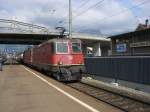 Re 4/4 11176 mit einem Gterzug bei der Durchfahrt durch Brunnen am 08.09.2007