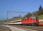 Eine Re 4/4 mit einem Cisalpino bei der Durchfahrt in Heustrich-Emdthal.