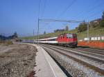 Re 4/4 11130 mit einem CIS bei der Durchfahrt durch Heustrich-Emdthal.