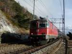 Die Re 4/4 II 11326 auf Leerfahrt bei Hohtenn am 6.12.2007