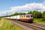 Die Re 421 393 zog am 13.6.24 den Coopzug 50857 von Vufflens nach Dottikon, hier bei der Durchfahrt in Ependes.