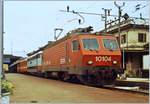 Die SBB Re 4/4 IV 10104 übernimmt in Domodossola den IC 322 von Milano nach Genève und muss dazu erst die aus Milano eingetroffene FS-Lok, die E 444 065, wegstellen und in den