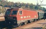 Die Vierte im Quartett: die Re 4/4 IV 10104, hier mit einem Schnellzug in Vevey im Oktober 1985.(Gescanntes Foto) 