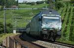 Die Re 460 075-5 mit dem IR 2523 von Genf nach Luzern im Lavaux.