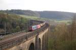 RE 481 005-7 und eine BR 185 der HGK berquerten am 25.04.2010 mit ihrem Gterzug aus Braunkohlestaubsilowagen den Bekeviadukt in Altenbeken.