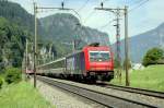 Die Re 484 020-3 zieht am 07.05.11 die ETR 470-Ersatzkomposition Zrich-Milano durch die Leventina und kreuzt unterhalb von Faido soeben mit einem ICN.