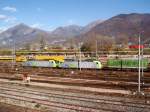 Zwei Re 485 mit Hangartnerzug bei der Ausfahrt von Domodossola am 6.11.2007