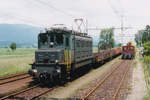 ERINNERUNGEN AN DIE SBB-STRECKE SOLOTHURN - BÜREN AN DER AARE
VON WALTER RUETSCH

Von der 1876 eröffneten Bahnstrecke Solothurn – Lyss ist der Abschnitt zwischen Solothurn und Büren seit 1994 ausser Betrieb. Ersetzt wurde er durch die Buslinie 8. Zurzeit sind nur noch Anschlussfahrten für den Güterverkehr ab Solothurn Hauptbahnhof bis Rüti bei Büren mit Diesellokomotiven möglich. Das bei Bedarf an Werktagen verkehrende Güterzugspaar befördert die Wagen mit einer Am 4/4 zwischen Solothurn und Arch. Die Rangierfahrten zwischen Arch und Rüti bei Büren werden mit der firmeneigenen Rangierlok durchgeführt.

Die Fahrleitungen wurden bereits kurz nach der Betriebseinstellung entfernt.

Auch die Dampffahrten des Dampfbahnvereins Bern mussten schon vor Jahren eingestellt werden, weil eine Unterführung in Büren in einem schlechten Zustand ist.

Der um die Mittagszeit verkehrende Güterzug ab Solothurn Hauptbahnhof wurde oft mit einer Ae 3/6 I geführt. Zur Zeit der Aufnahme vom März 1994 in Lüsslingen von der Ae 3/6 I 10661.
