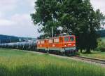 TPF/GFM: Schwerer Kesselwagenzug vor Courtepin mit Doppeltraktion Ae 4/4 191 und Ae 4/4 192 ehemals DDR im August 1996.
Foto: Walter Ruetsch 