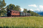 BLS/GBS:
Impressionen der Gürbetal-Bern-Schwarzenburg-Bahn (GBS).
Postzug Thun - Bern mit der Ae 4/4 252 im August 1987.
Besondere Beachtung gilt den damals noch grünen Postwagen von SBB und BLS.
Foto: Walter Ruetsch 
 