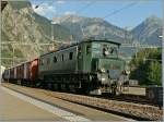 Zur Feier des Tages ein Foto einer Lok, die lange Jahre des Bild der Schweizer Bundes Bahnen prägte und erst Ende des letzten Jahrtausends aus dem Planbetrieb verschwand: Die Ae 4/7; hier die Ae 4/7 11976 mit einem Fotogüterzug auf dem Weg nach Brig bei der Durchfahrt in Martigny am 20. August 2011