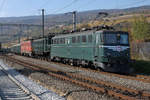 JAHRESRÜCKBLICK 2018
von Walter Ruetsch
Serie Nr. 6
Am 16. Oktober 2018 haben mehrere Fahrzeuge von SBB-Historic das Depot Vallorbe für immer verlassen.
Ae 6/6 11421  Graubünden  mit Ae 3/6 I 10650, Ae 6/6 11416  Glarus , zwei EW I sowie dem Tm III 9574 bei der Einfahrt Le Landeron
