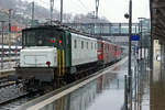 Die Re 4/4 11158 mit nicht erkennbarer Ae 6/6 (Kantonslok) sowie ebenfalls nicht erkennbarer Ae 4/7 auf der Fahrt von Biasca nach Luino anlässlich der Bahnhofsdurchfahrt Bellinzona vom 2.