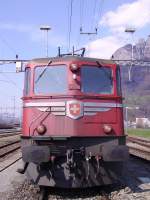 Ae 6/6 11423 steht im Bahnhof Sargans bereit, um mit dem Zug 54625 nach Landquart zu fahren. Danach als Zug 54626 zum RBL. Links schwach zu erkennen, der versptete Autozug 46660 nach Mulhouse.
30.03.07