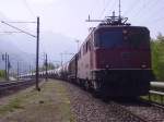 Ae 6/6 11454 wartet mit ihrem 1781t schweren und 409m langen Zug auf die Ausfahrt aus dem Anschluss der BCU Untervaz.