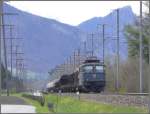 Unterwegs auf dem ausgedehnten Velonetz berholt mich zwischen Weite und Sevelen ein weiterer Gterzug, gezogen von der grnen Ae 6/6 11430. Der Zacken im Hintergrund msste der Regitzerspitz sein. (09.04.2008)