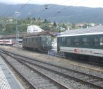 Fast wie vor 15 Jahren: Es sah auf den ersten Blick so aus, als ob die Ae 6/6 11488  Mendrisio  den Interregio Brig-Genve gerade entkuppelt htte. (fotografiert in Brig, 12.10.09)