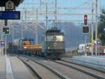 SBB - Ae 6/6  11517 mit Gterzug bei der einfahrt in den Bahnhof von Ins am Morgen vom 30.03.2012