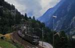 Im Juli 1983 ist eine Ae 6/6 mit einem kurzen Güterzug auf der Gotthard-Nordrampe bei Göschenen unterwegs