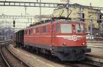 Rangieren mit einer Re 6/6 am 27.3.1990 im Bahnhof Luzern.
Die rote 11420 setzte gerade bei meinem Besuch im Bahnhof einige gedeckte
Gterwagen um und bot so ein nicht alltgliches Fotomotiv.