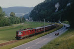 SBB/OeBB: Auf der Fahrt von Balsthal nach Oensingen leistete die Ae 6/6 11425 Genf dem BDe 4/12 204 (1935) ex DB ET 25 Vorspann (August 1990).