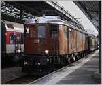 Zwischen Bahnsteig und dem Walliser IR etwas eingeengt zeigt sich die wunderschöne TR Trans Rail - Swisstrain BLS Ae 6/8 208 in Lausanne auf Gleis 9.