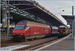 SBB Re 460 113-4 mit einem IR Brig - Genève und BLS Ae 6/8 208 mit ihrem Pullmann Weihnnachts-Express beim Halt in Lausanne.
2. Dez. 2017