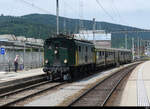 SBB - Infolge Fahrzeugdefekt vom Roten Pfeil ein Ersatzzug mit Ae 3/5  10217 + 2 Personenwagen bei der ersten Ankunft im Bahnhof in Olten am 21.05.2022