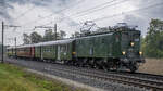 Ae 3/5 10217 auf der Rückfahrt ihrer Reise nach Interlaken, aufgenommen kurz vor Rothrist am Abend des 25.09.2022, just als die Schleusen des Himmels es regnen liessen....