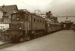 Im April 1979 wartet die Ae 3/6 I 10637 vor einem Personenzug im Bahnhof Romanshorn auf die Abfahrt