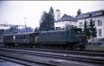 Am 27.3.1990 rangiert bei Regenwetter die SBB Ae 3/6 Nr.