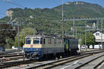 Die Rheingold Re 421 387-7 mit der SWISSTRAIN Ae 4/7 10987 während der Bahnhofsausfahrt Oensingen am 4.