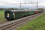 SBB Historic - Fahrt ins Blaue vom 17. Oktober 2020.
Sonderfahrt Bern-Lausanne-Bern mit der Ae 4/7 10976 und den Wagen A 2251, B 5560, Wr 702, EW II A sowie EW I B bei Busswil.
Foto: Walter Ruetsch 