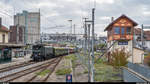 SBB Historic Ae 4/7 10976 mit Sonderfahrt  Fahrt ins Blaue  am 17. Oktober 2020 bei der Einfahrt in Kerzers mit historischer Passerelle und Stellwerk. <a href= https://www.stellwerk-kerzers.ch/ >https://www.stellwerk-kerzers.ch/</a>