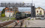 SBB Historic Ae 4/7 10976 mit Sonderfahrt  Fahrt ins Blaue  am 17. Oktober 2020 bei der Ausfahrt aus Kerzers mit historischer Passerelle und Stellwerk Richtung Bern. <a href= https://www.stellwerk-kerzers.ch/ >https://www.stellwerk-kerzers.ch/</a>