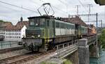 Überfuhr Ae 4/7 11002 mit Ae 4/7 10950 von Winterthur nach Payerne vor der herrlichen Kulisse des alten Spitals Solothurn. 6. August 2022.
Foto: Walter Ruetsch