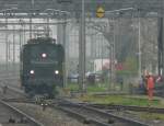 ex SBB - SBB Mitarbeiter Grsst den Lokzug  Ae 4/7 10997 bei der durchfahrt (11.52 Uhr) im Bahnhof Prattelen am 02.05.2013