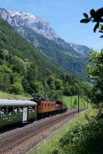 SBB HISTORIC: Mit vereinten Kräften bringen Ce 6/8 ll 14253 (1919) und Be 4/7 12504 (1922) den Sonderzug bestehend aus sechs historischen Wagen nach Göschenen. Die Aufnahme ist zwischen Erstfeld und Silenen entstanden am 7. Juni 2014.
Foto: Walter Ruetsch