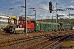 Tm 234 221-0 rangiert den EW 1 A1 SBB Wagen 1.Klasse 55 8518-33 605-9 und die Ae 4/7 10987 durch den Bahnhof Brugg