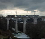 Swisstrain Ae 6/8 208 mit Advents-Extrazug am 2. Dezember 2017 auf dem Viaduc de Boudry.