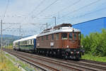 Ae 6/8 208 der BLS fährt Richtung Bahnhof Itingen.